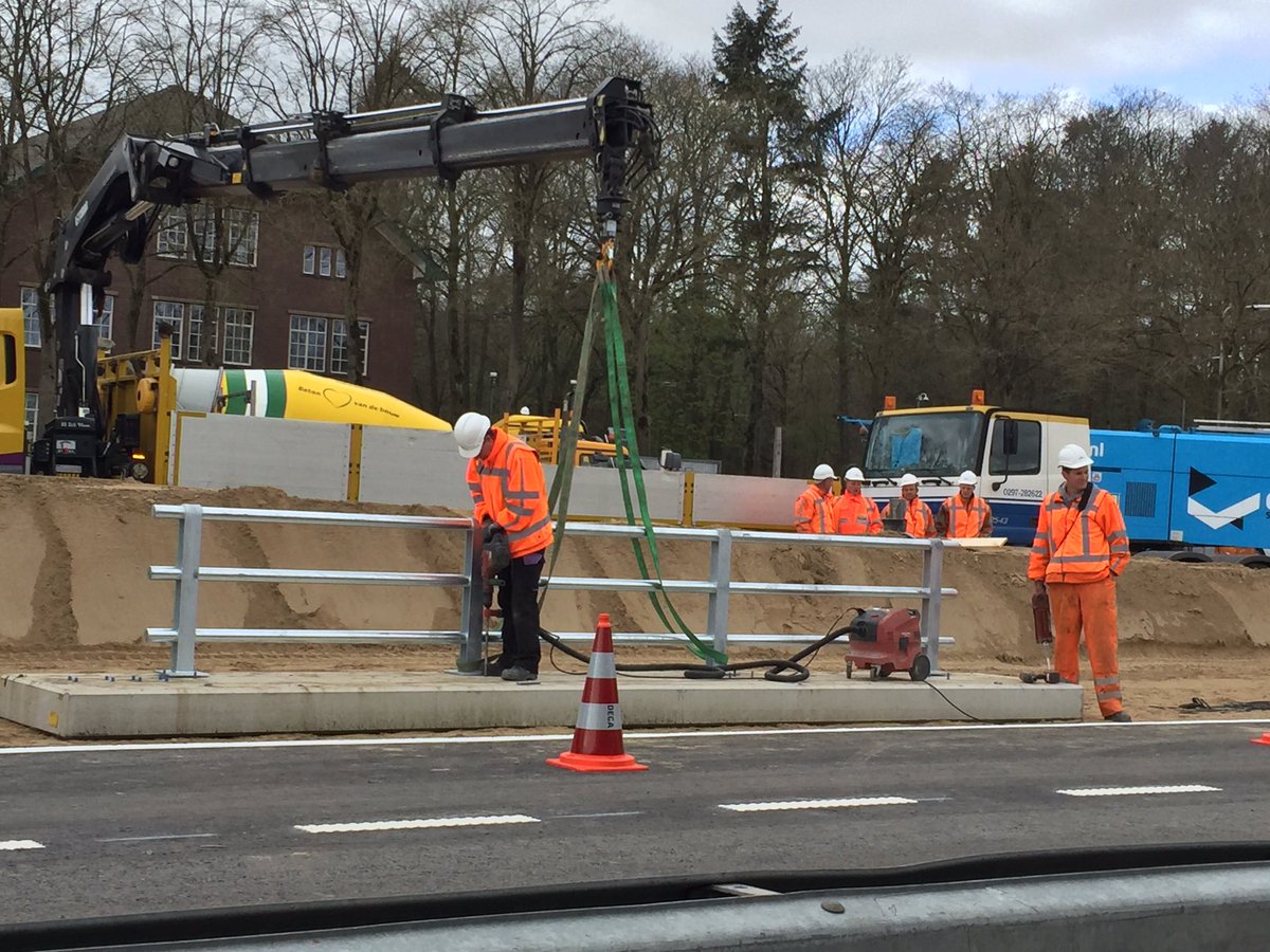 VSW2014's tweet image. Plaatsen van een leuning tijdens de demonstratie in het VSW theater tijdens de sectordag Infraspecialisten Onderweg #vsw #bnl #infra