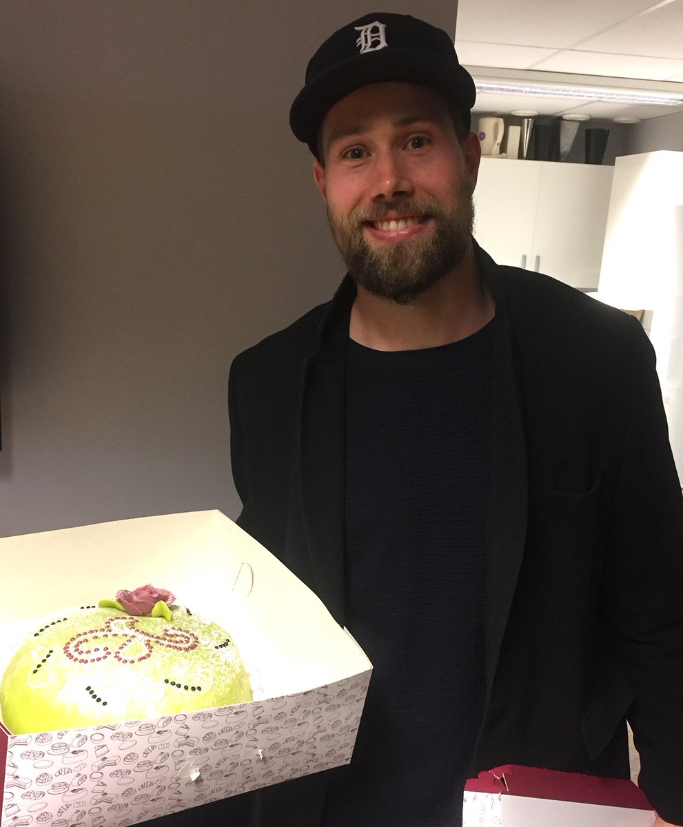 HV71's tweet photo. Häromdagen fyllde han 32 och idag kom Christoffer Persson förbi kansliet och bjöd på tårta. #hv71 https://t.co/Vml7BzTFTN