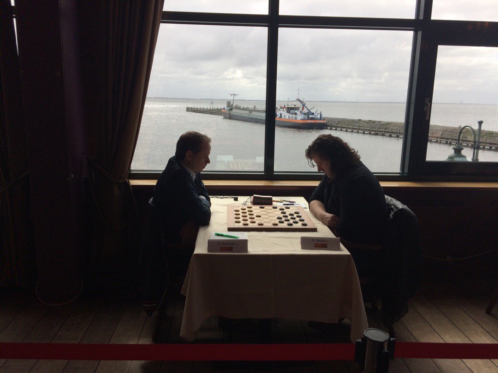 De strijd om de titel 'Nederlands Kampioen Dammen 2017' te Urk in <a href="/Rest_Achterhuis/">Rest Het Achterhuis</a> is begonnen.