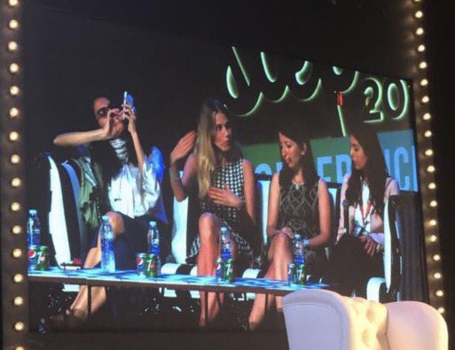 Dima_Khatib's tweet image. أنا دائماً على الهاتف! حتى على المسرح :) #STEP2017