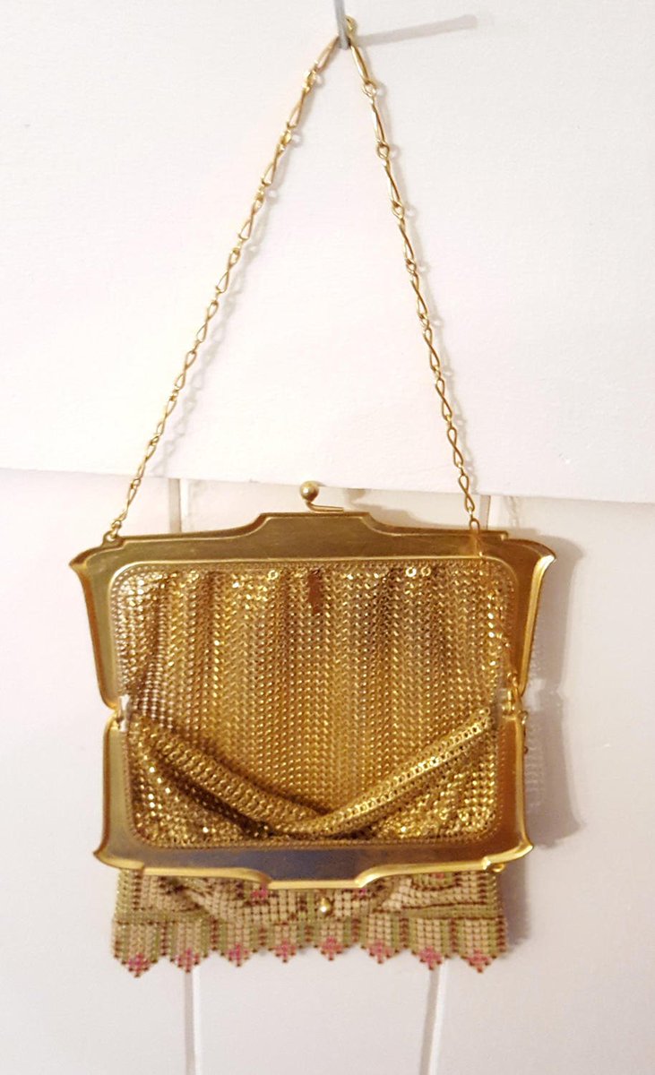 RetrouvBiz's tweet photo. Art Deco Whiting and Davis enamel mesh bag | 1920s vanity bag | 20s fl… https://t.co/UHRO28Ixr3 #vintage #FlapperBag https://t.co/g8PXT9ofPU