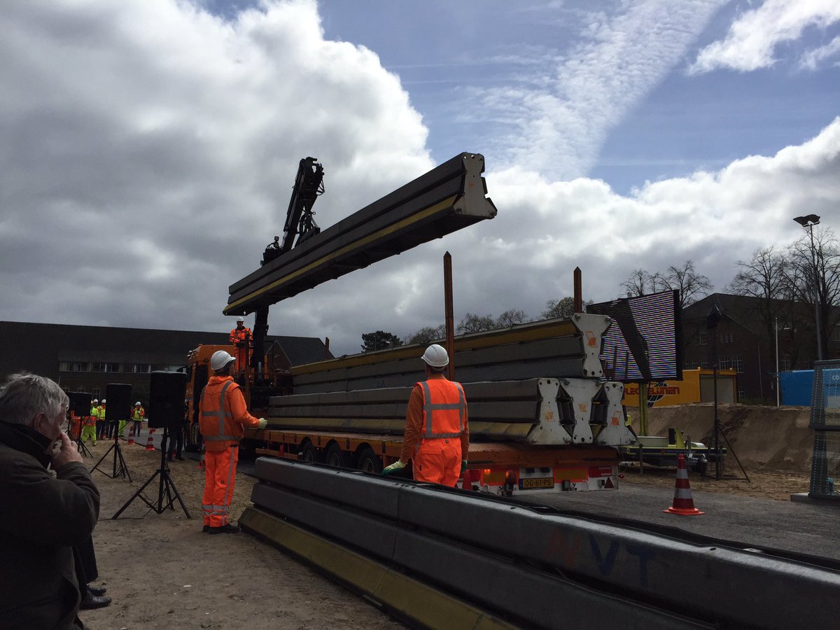 VSW2014's tweet image. Demonstratie van het plaatsen van een barrier in het VSW theater tijdens de sectordag Infraspecialisten Onderweg #vsw #bnl