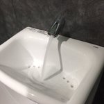 男性トイレに革命？小便器と手洗い器が一体となったトイレが登場する!