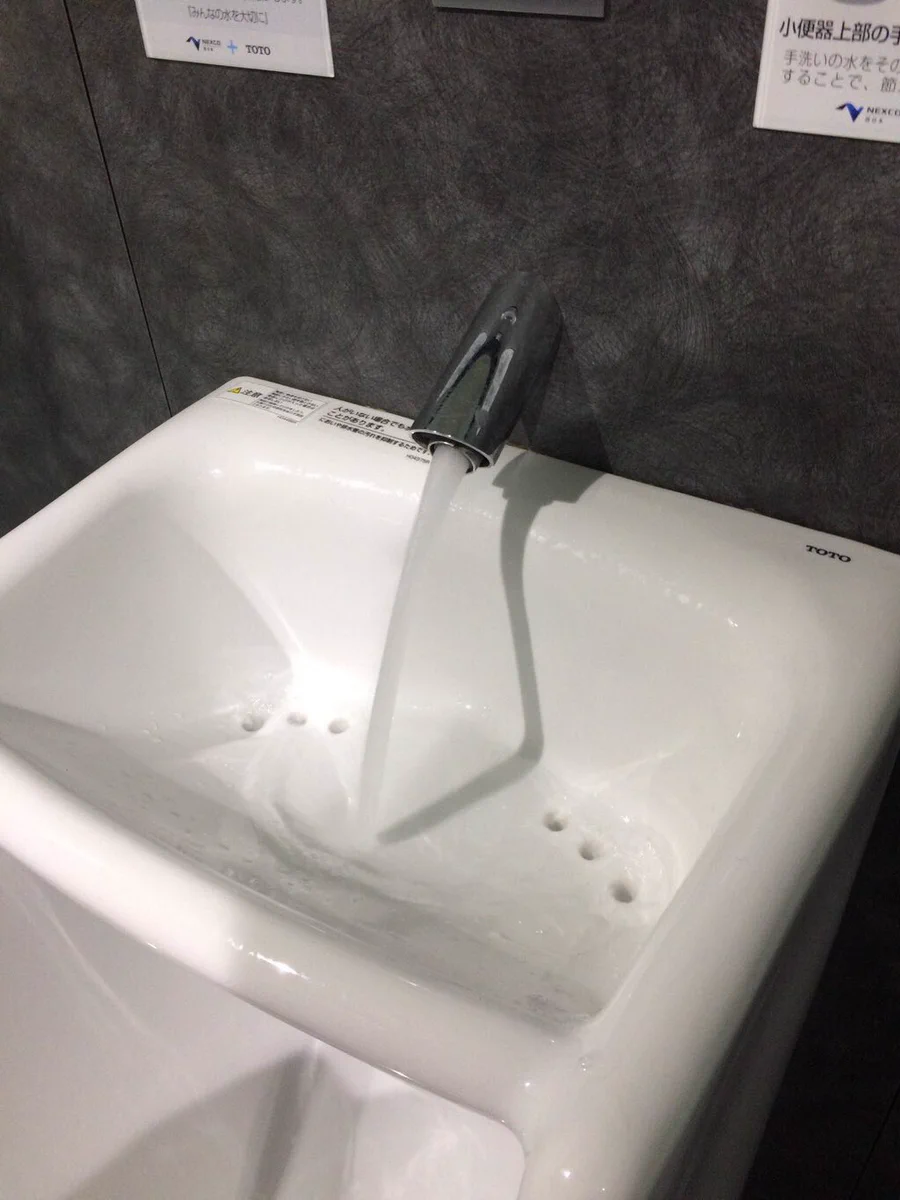 これは革命的ｗ手洗いの水が流せるエコな男性トイレwww