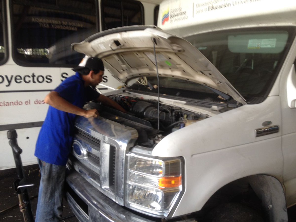 IUTIComunitario's tweet photo. Servicio Comunitario por estudiantes de Tecnología Automotriz #IUTI #SanCristóbal en el #IUTAI Región Los Andes, Período I 2017. https://t.co/PXDaCvBhst