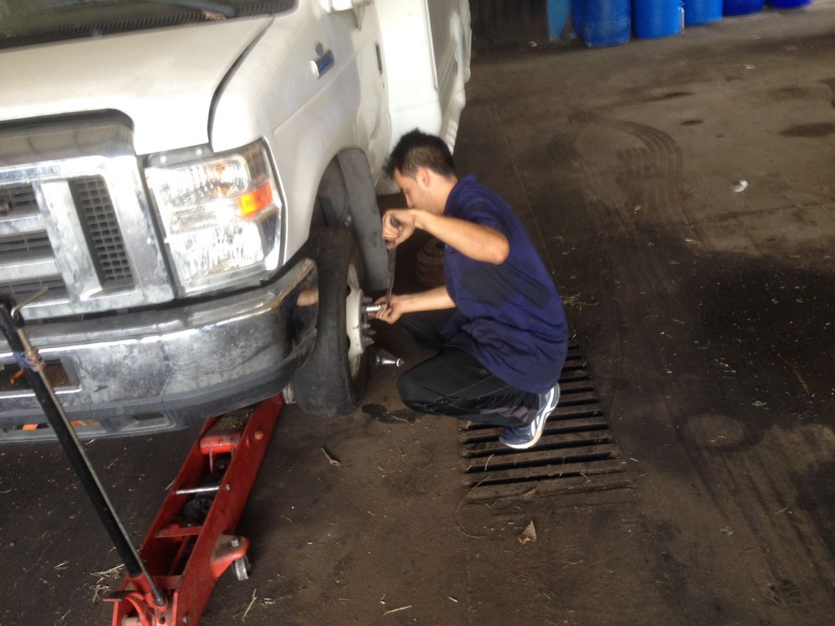 IUTIComunitario's tweet photo. Servicio Comunitario por estudiantes de Tecnología Automotriz #IUTI #SanCristóbal en el #IUTAI Región Los Andes, Período I 2017. https://t.co/PXDaCvBhst