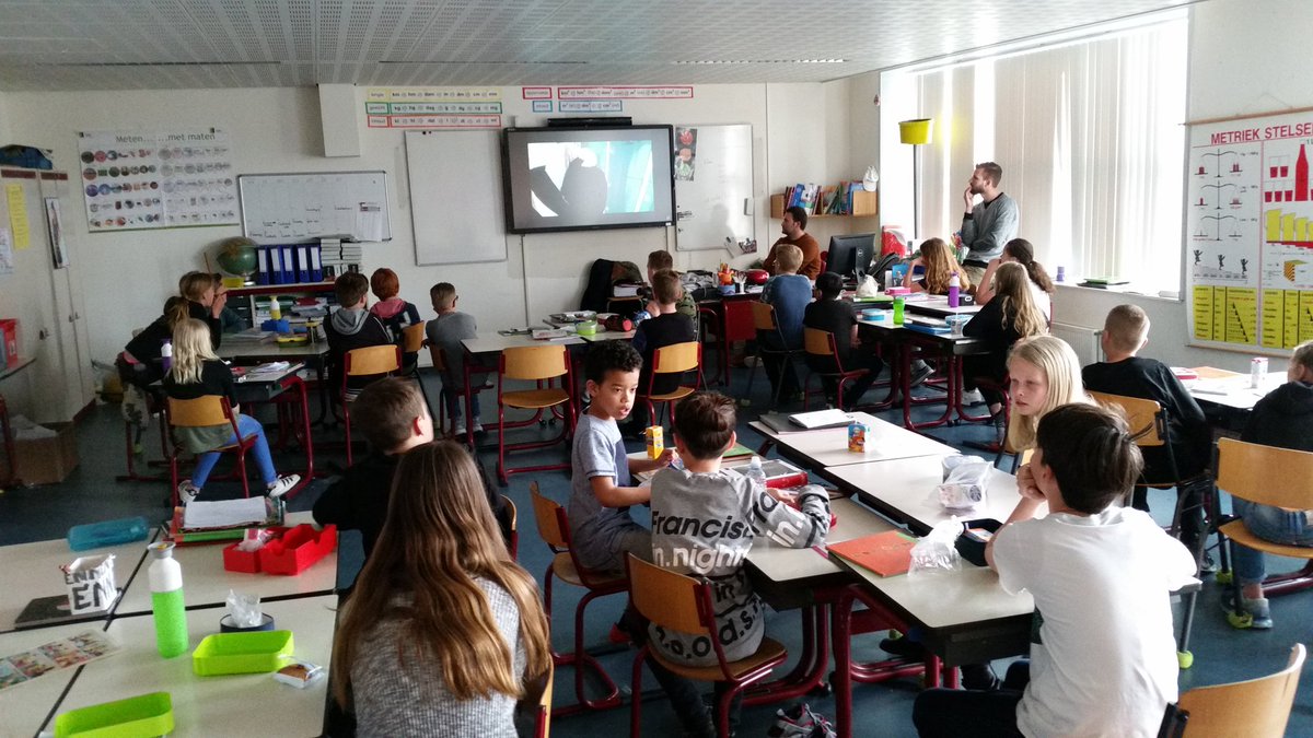 Op bezoek bij groep 8b van <a href="/TweetsTriangel/">CBS Triangel</a> met @WijkagDelfgauw &amp; <a href="/Marko_Stanic/">Jongerenwerker Marko</a> Kennismaken via quiz en praten met kids over groepsdruk #3mdg
