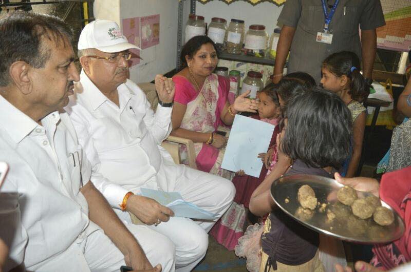 माननीय मुख्यमंत्री महोदय द्वारा बस्तर के आंगनवाड़ी केंद्र का भ्रमण।