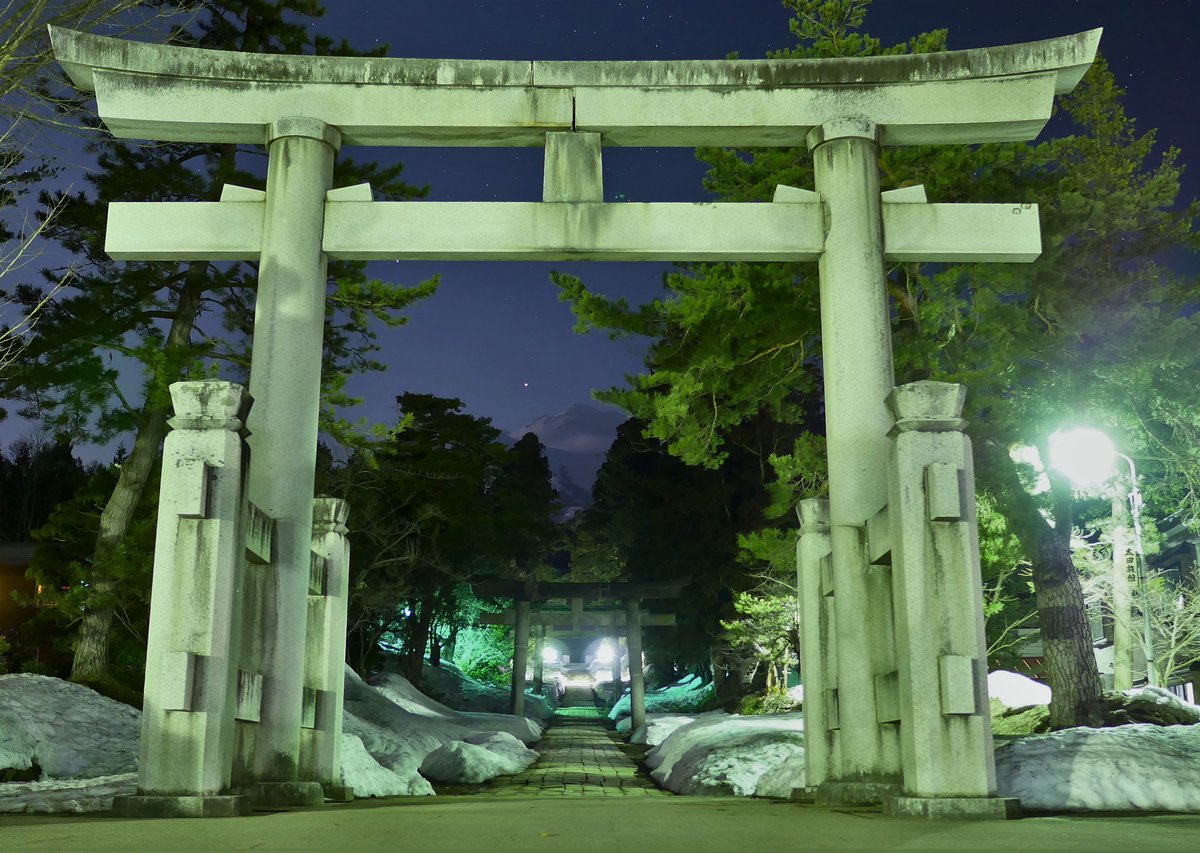 ゆきと支配人 Yukito Manager 深夜の岩木山神社 先日の夜 見事な快晴だったので友人とドライブ W 岩木山に雲がかかってなくて良かったです 青森県 弘前市 霊峰 津軽富士 岩木山 岩木山神社 パワースポット 星景写真 Panasonic Lumix