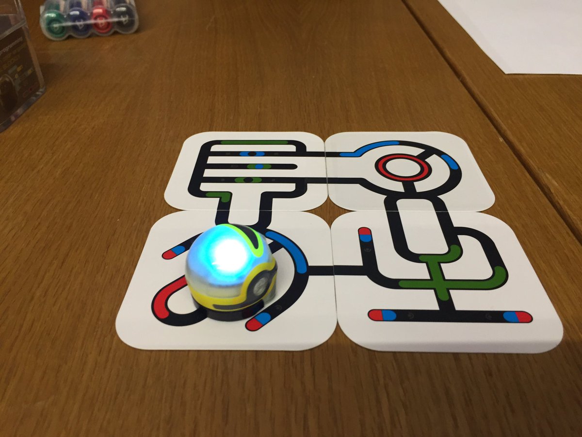 conny_9er's tweet photo. Problemlösungsorientiertes Denken schulen mit #ozobots SuS sind motiviert! #Ikp1417 #phtik #edudays #krems #education https://t.co/5RhtBpngZy