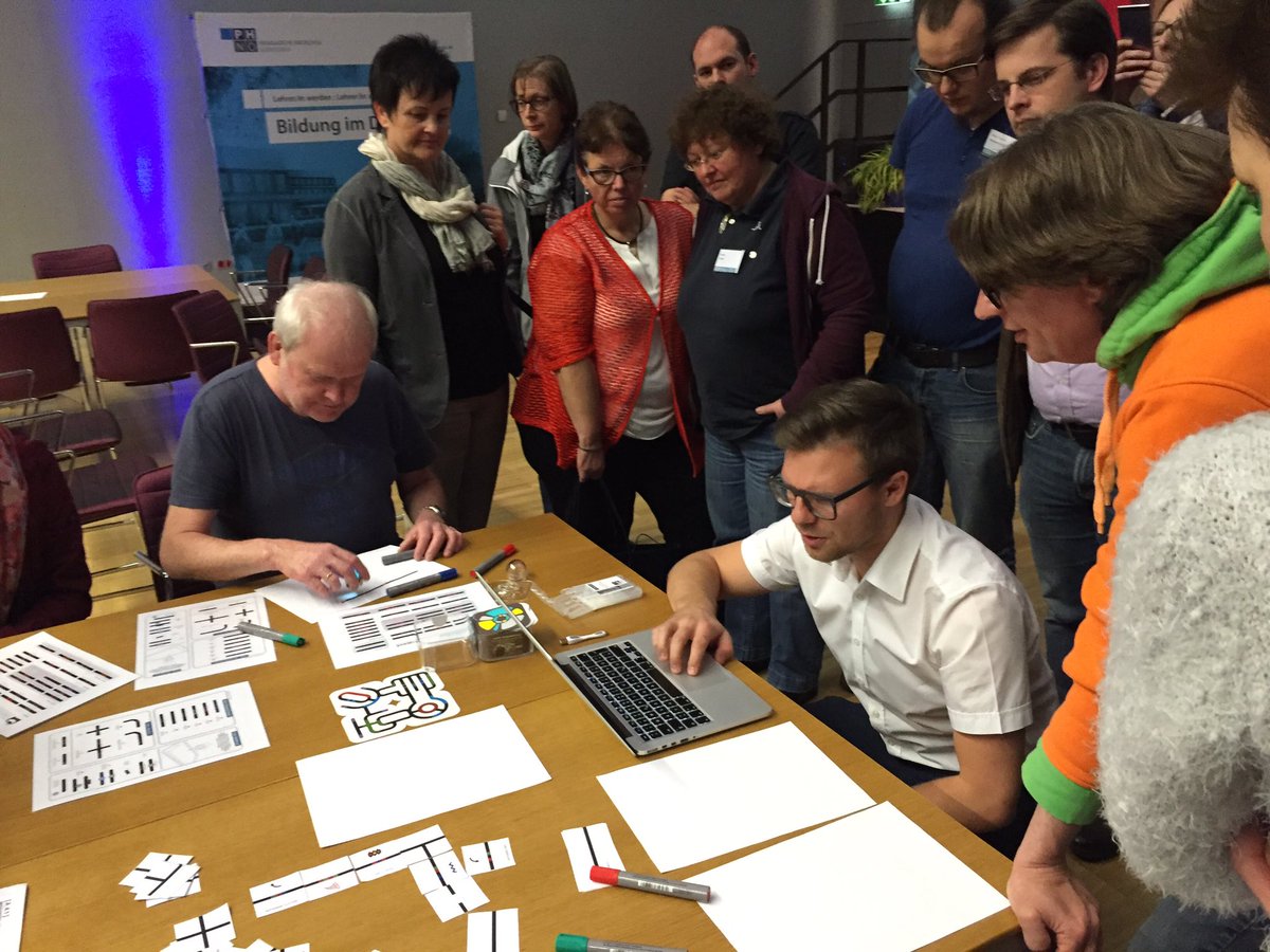 conny_9er's tweet photo. @elgerinio gibt einen guten Einblick in die Welt der #ozobots und #ozoBlockly sehr cool! #Ikp1417 #phtik #edudays #krems #education https://t.co/vKKG7rzFRX