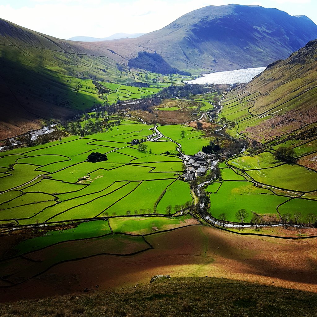 Beautiful view down to Wasdale head. Love this time of year when the grass looks this green #lakedistrict #NotJustLakes  <a href="/CumbriaWeather/">ᴄᴜᴍʙʀɪᴀ ᴡᴇᴀᴛʜᴇʀ</a>