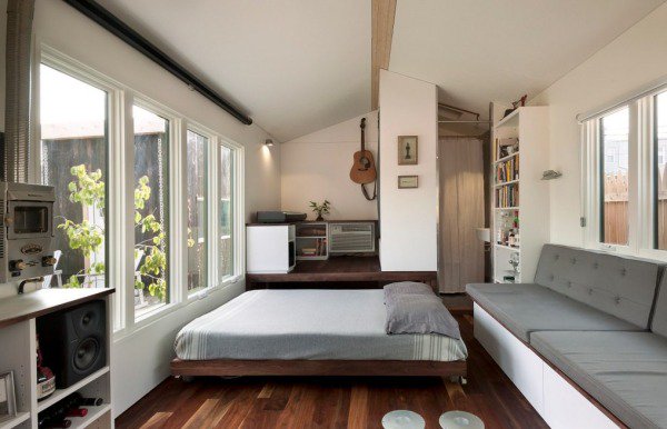 TinyHouseTalk's tweet photo. A different option for a downstairs #tinyhouse bedroom. A rollaway bed! You never have to make the bed! https://t.co/osEKkecDVm https://t.co/ctush2Wf1a