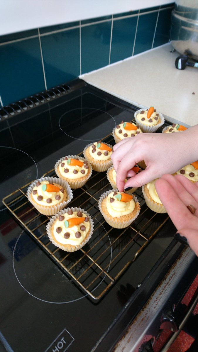 4_yp's tweet photo. We love to bake! #holidayfun #cupcakes #yummy #tinycarrots https://t.co/qmX29Vq6dP