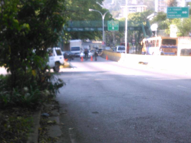 2001OnLine's tweet photo. #AHORA Accesos a la Gran Caracas se encuentran trancados (+Minuto a minuto) https://t.co/DI1sFsa3oW  https://t.co/RvXsDIhS5u