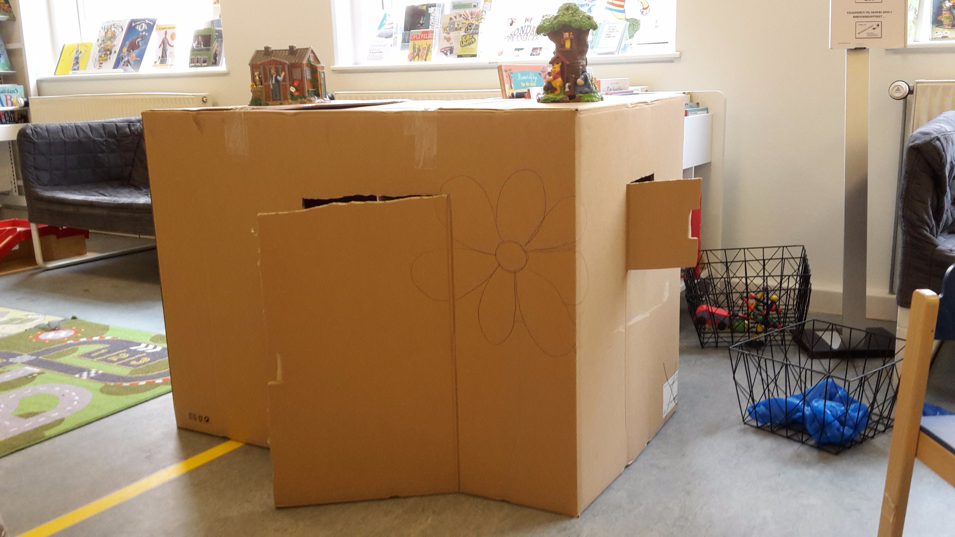 pubertet Duchess depositum Bibliotekshuset on Twitter: "Hvorfor smide en stor papkasse ud, når børnene  kan flytte ind. Der er lagt farveblyanter frem, så børnene kan dekorere  deres nye hus 😊 https://t.co/3YDcFAmp6R" / Twitter