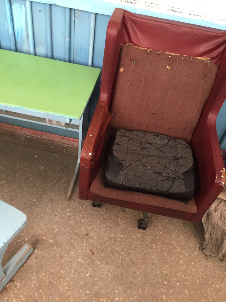 ethanday47's tweet image. Почему уборщицы сидят на таких тронах?