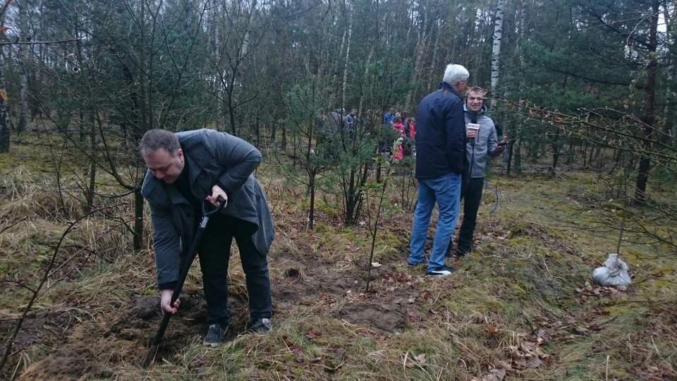 Dwor_Artusa_CK's tweet photo. Sadzimy #drzewa na #Barbarka w @torunpl. A konkretnie nasz dyrektor ;) 🌳Zacna akcja #RadioGRA! https://t.co/uXoZXM4NGO