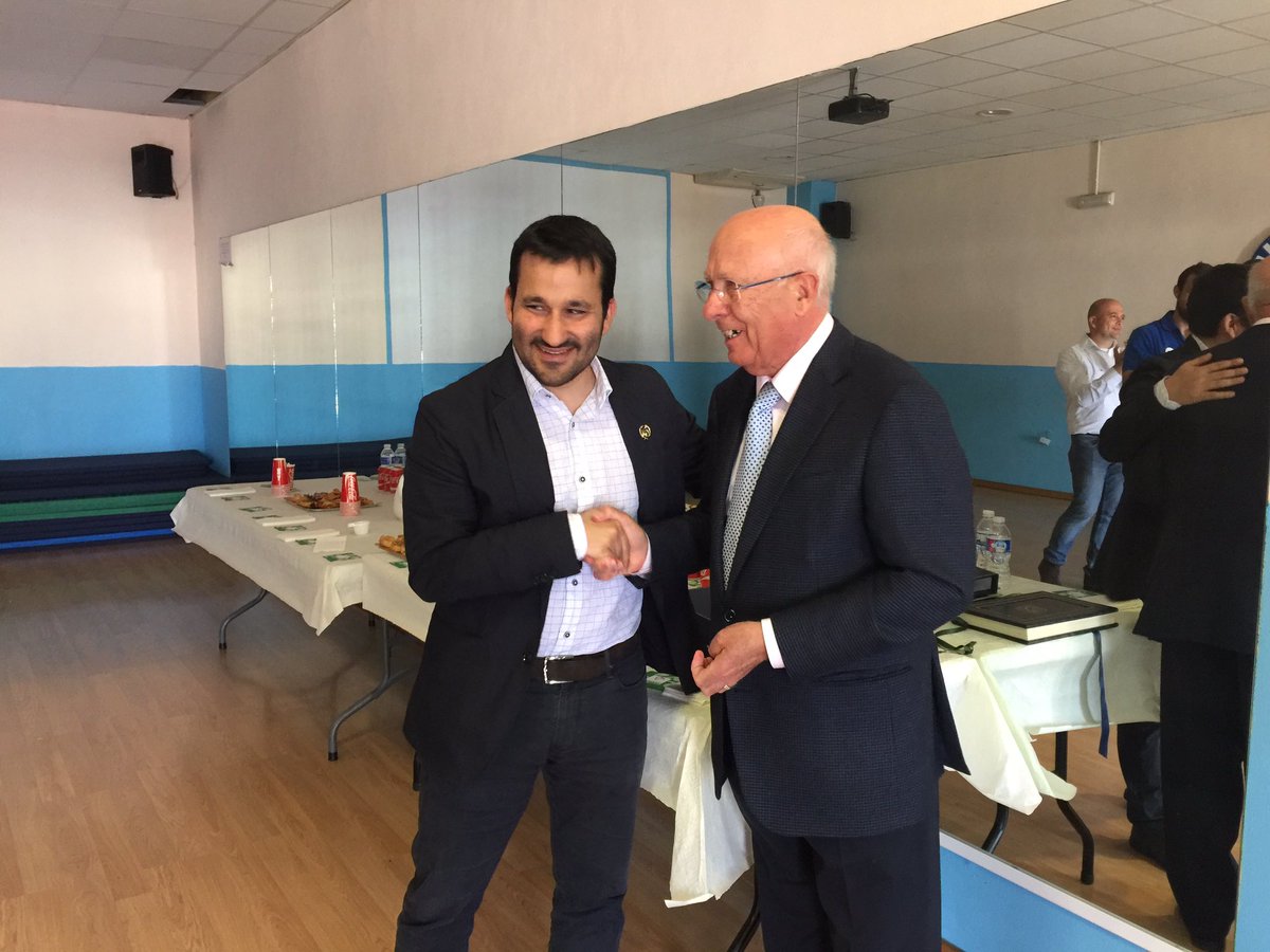 C_E_Marni's tweet photo. #DJose entrega la insignia de oro del colegio a @VicentMarza el conseller ha firmado en el libro del colegio.Una gran mañana de #deporte https://t.co/M0yMVKccdy
