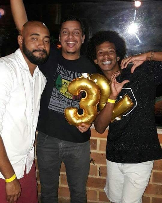 FelipeG25975524's tweet photo. Aniversário do amigo muita zoação 
Risadas etc... deu PT https://t.co/3EZrEZenNo