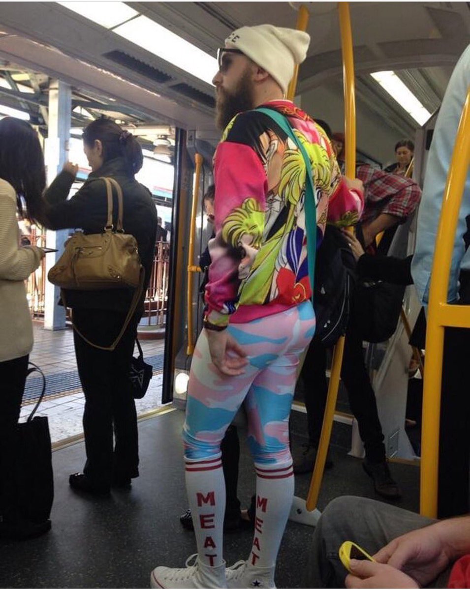 This bearded motherfucker.. 
he's doing it right 
#beardthefuckup