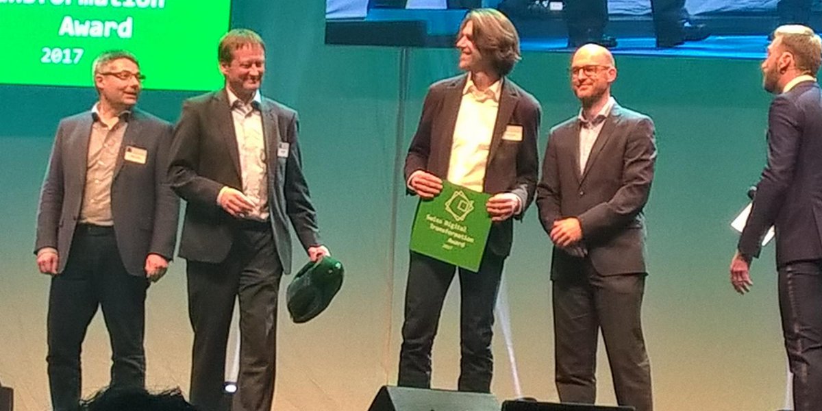 swisstopo_fr's tweet photo. swisstopo a remporté le Swiss Digital Transformation Award 2017 dans la catégorie petites et moyennes organisations! #bosw17 https://t.co/UPCgV6AhHd