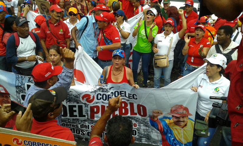 Stephanisartory's tweet photo. Aquí no se rinde nadie, seguimos en la lucha cada día... Venezuela se respeta!!  #PuebloYFANBLealtadAbsoluta 
@LMOTTAD https://t.co/RSEx2OKGfP