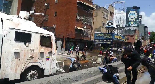 JAVUresistencia's tweet photo. #6Abr Ahora los manifestantes hacen retroceder a la PNB en la #FF a la altura del recreo #TracaContraElGolpe https://t.co/9gFv4IZyzf