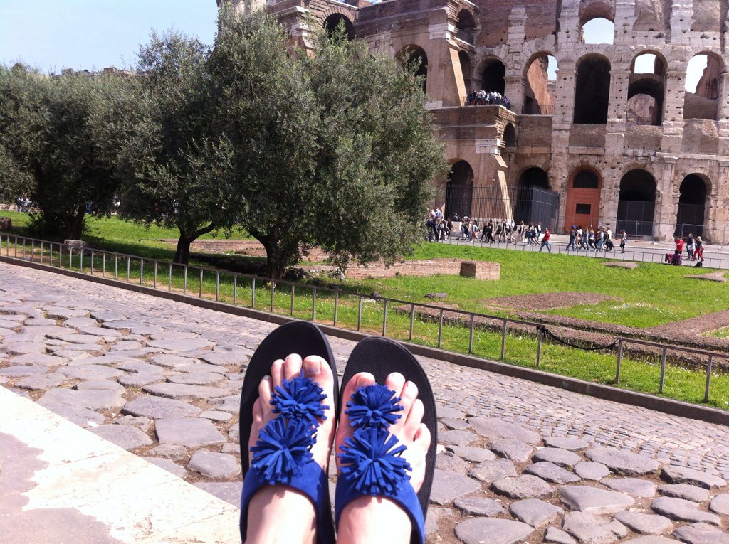 Hazbunny's tweet photo. #ThursdayToes #Roma #colosseo https://t.co/WGt86SWDPS
