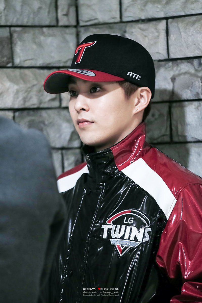 Always_XIUMIN's tweet photo. 퇴근하는 퇴근요정 https://t.co/VLfIhLvp0F https://t.co/xx8a4MMLAq