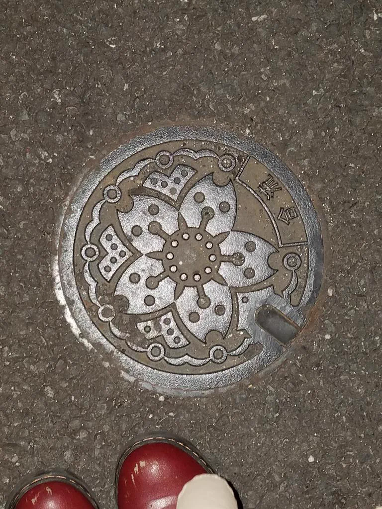 柴犬に似すぎw可愛すぎて踏めないマンホールの蓋www