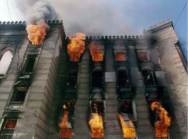 pravac_hamburg's tweet photo. Na TrguRepublike žene u crnom nas podsećaju na #6April41 i #April92
kako smo MI kojima je bombardovana Biblioteka učinili nekome isto!? https://t.co/yIr0lccfPb