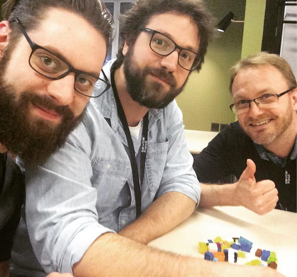 SmartsideTeam's tweet photo. Nos barbus jouent aux légo à #devoxxfr. Ce sont de grands enfants 😊#softwarecraftsmanship https://t.co/OXhGh7CKSQ https://t.co/BWgoRm1mQX