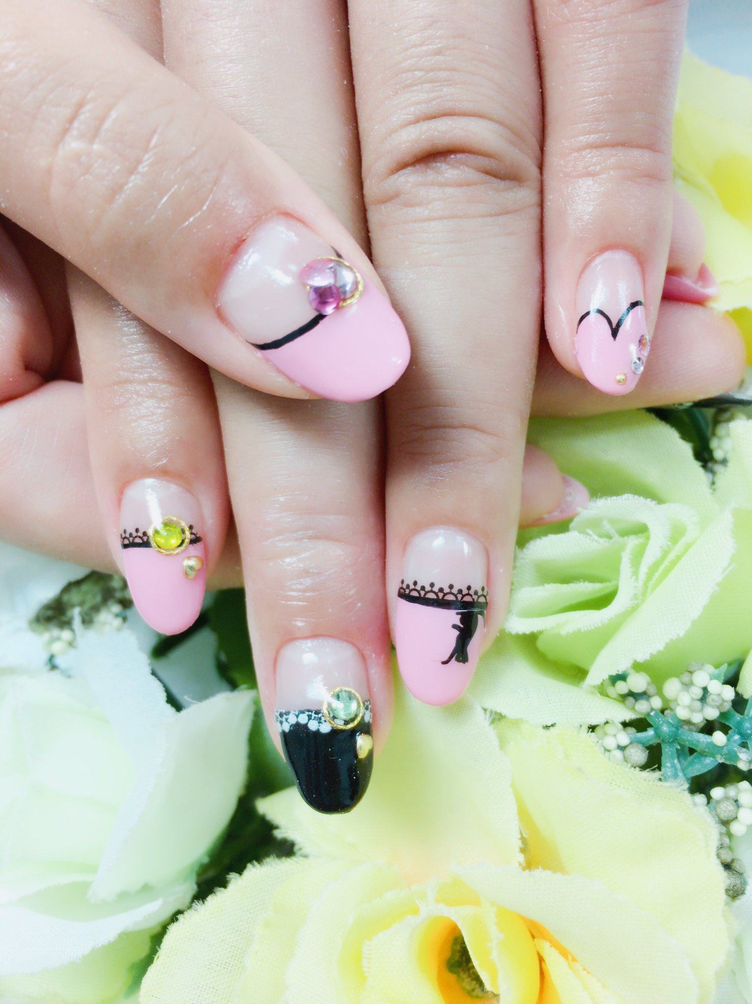 ナイスネイル池袋 Ar Twitter キャラクターモチーフネイル 東京ミュウミュウ 桃宮 いちご いちごちゃんのカラー中心に他のメンバーのカラーをストーンで添えて 黒猫ちゃんシールもつけて可愛らしく仕上げました ご来店ありがとうございました T Co