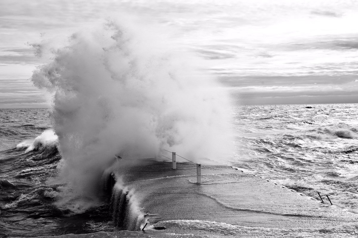 hinklecolin's tweet photo. Lake Michigan putting on a real wave show along the lake front today in Chicago https://t.co/4V9cjJZtCn
