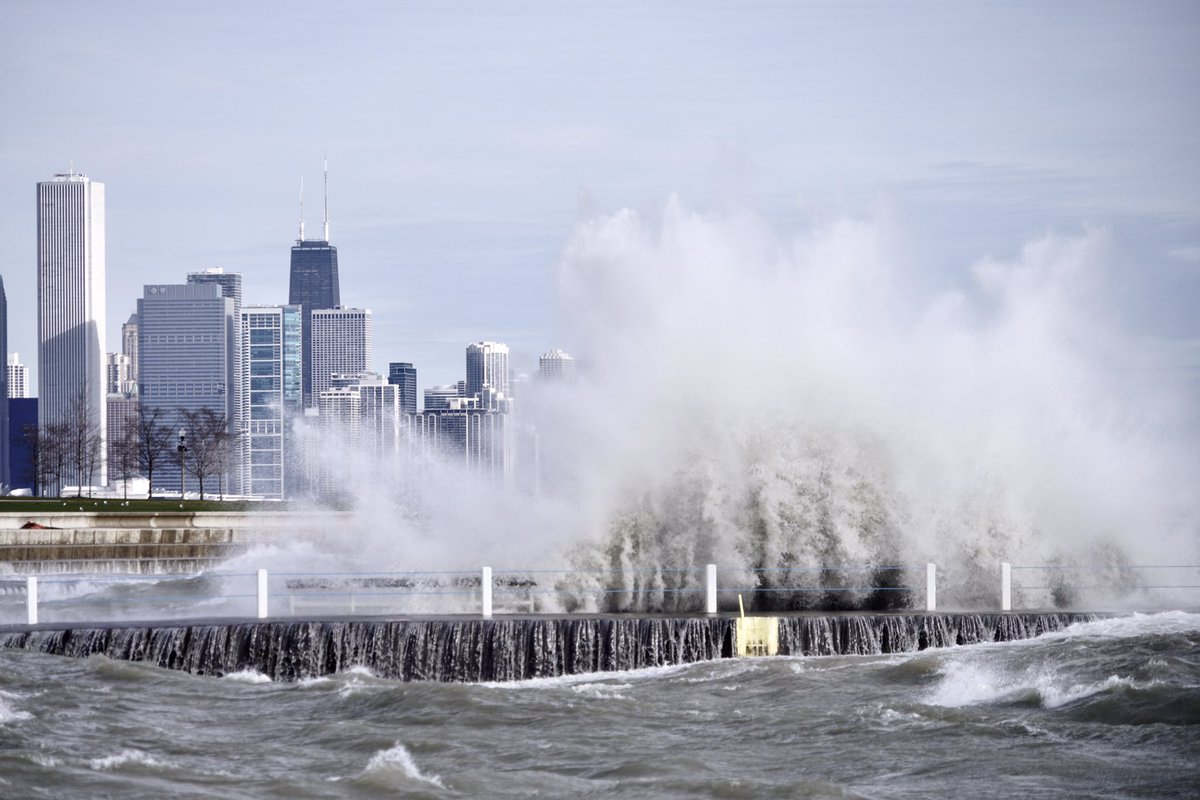 hinklecolin's tweet photo. Lake Michigan putting on a real wave show along the lake front today in Chicago https://t.co/4V9cjJZtCn