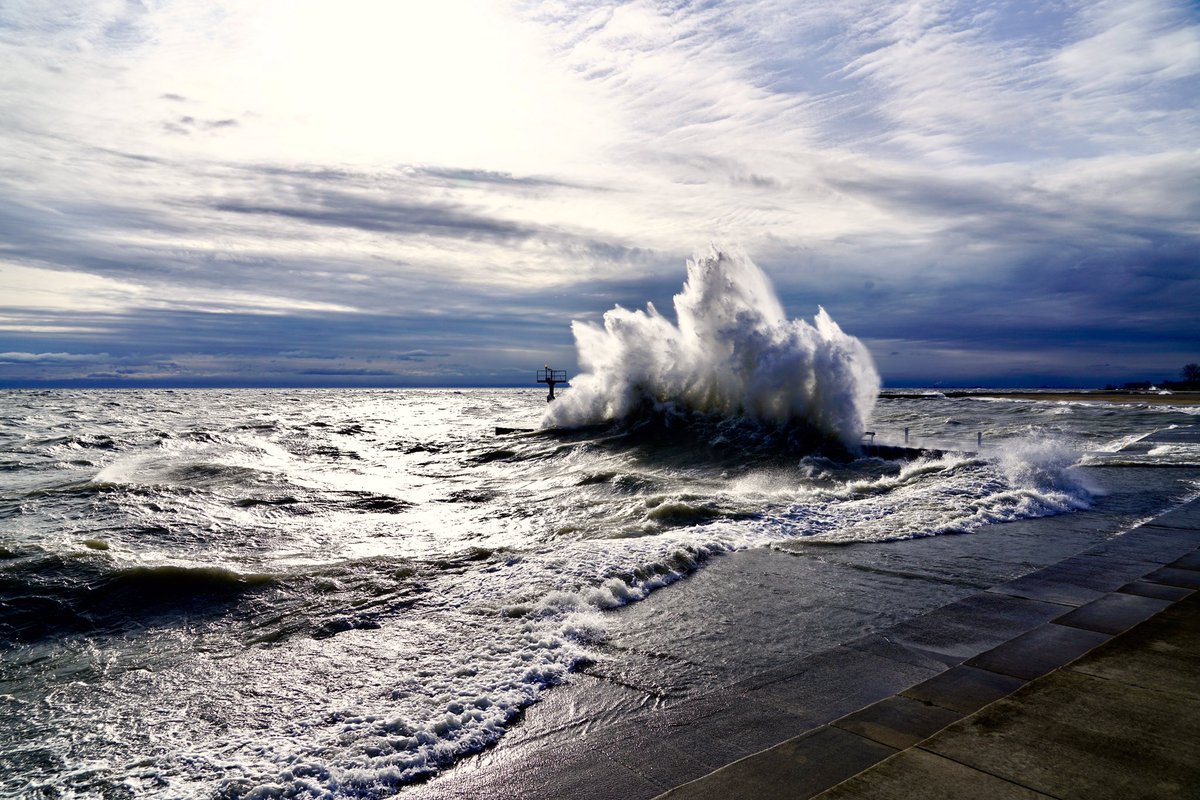 hinklecolin's tweet photo. Lake Michigan putting on a real wave show along the lake front today in Chicago https://t.co/4V9cjJZtCn