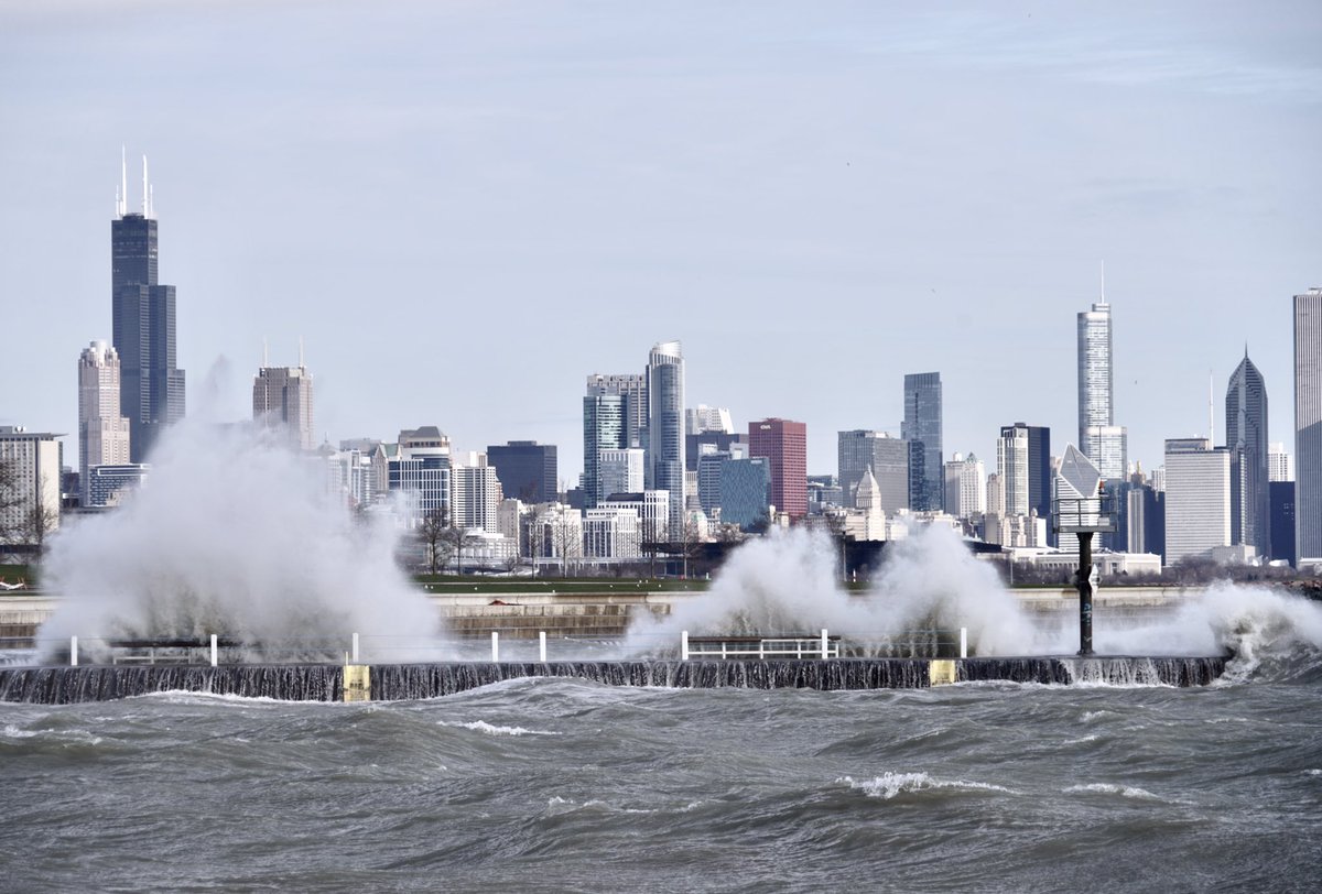 hinklecolin's tweet photo. Lake Michigan putting on a real wave show along the lake front today in Chicago https://t.co/4V9cjJZtCn