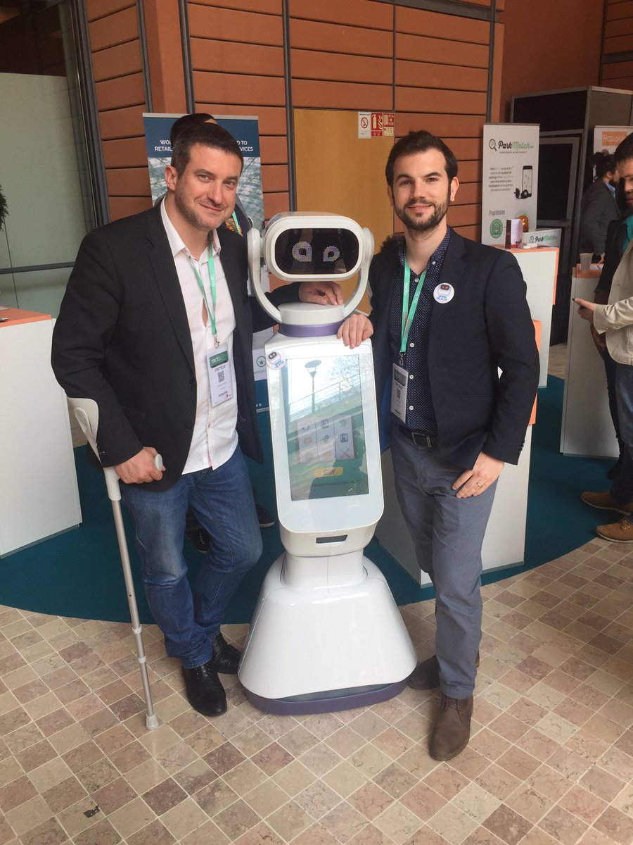 DIAGNO6's tweet photo. Béquille ou pas, notre associé Eric garde le sourire avec le robot d'accueil Heasy et Maxime VALLET #HeaseRobotics . #sido2017 https://t.co/m6BINPs2FG