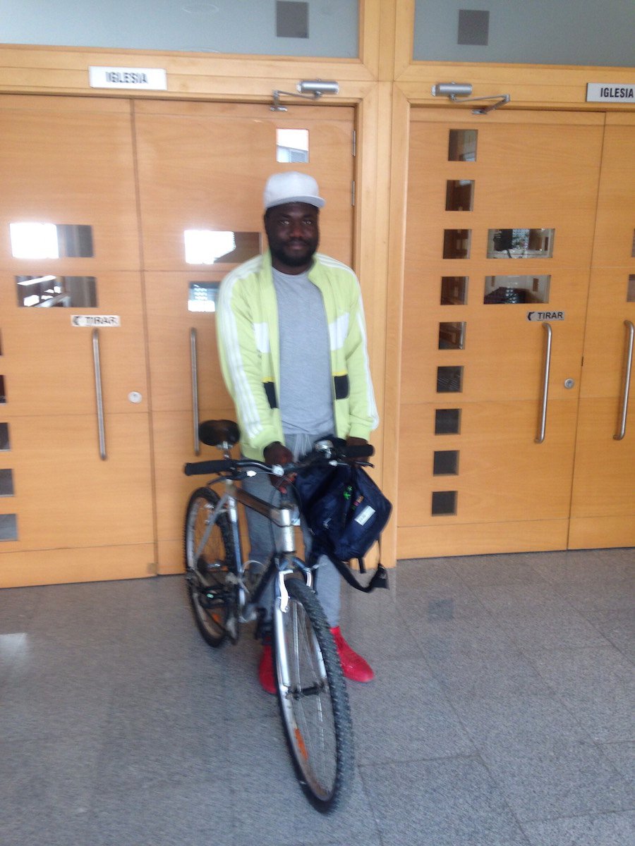 AngelsByBike's tweet photo. Leo es de Camerún, se podrá desplazar para realizar el curso de carretillero en el Centro @XabecCF y buscará trabajo con su nueva #bicicleta https://t.co/Nj0GgPGIst