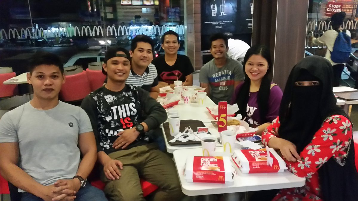 nailiamarohom's tweet photo. Tuloy pa rin ang awit ng buhay namin. 😂 #Dinner #TeamMoveOn #MovedOn #MovingOn https://t.co/uhfUeWWadH