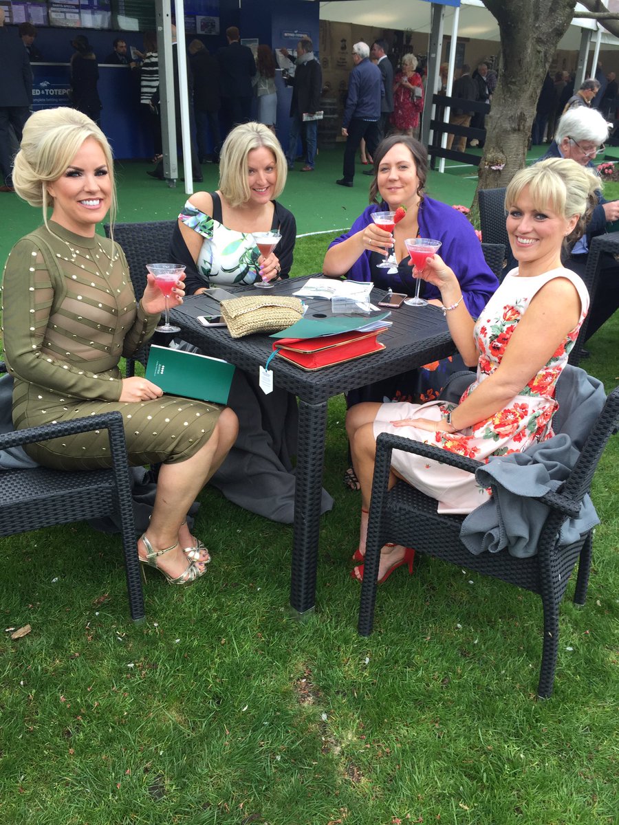 These lovely ladies look like they have had a few winners today 🐎 🍾cocktails and smiles all round #grandnational2017 <a href="/AintreeRaces/">Aintree Racecourse</a>