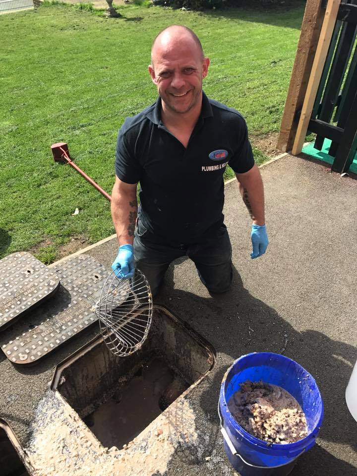 IGM_Plumbing's tweet photo. #Tbt To yesterday with Ian doing drains. Always smiling and happy worker at #IGM #Plumbing #Heating #Drains #bigsmile #lovewhatyoudo https://t.co/QUgxDR2PZT