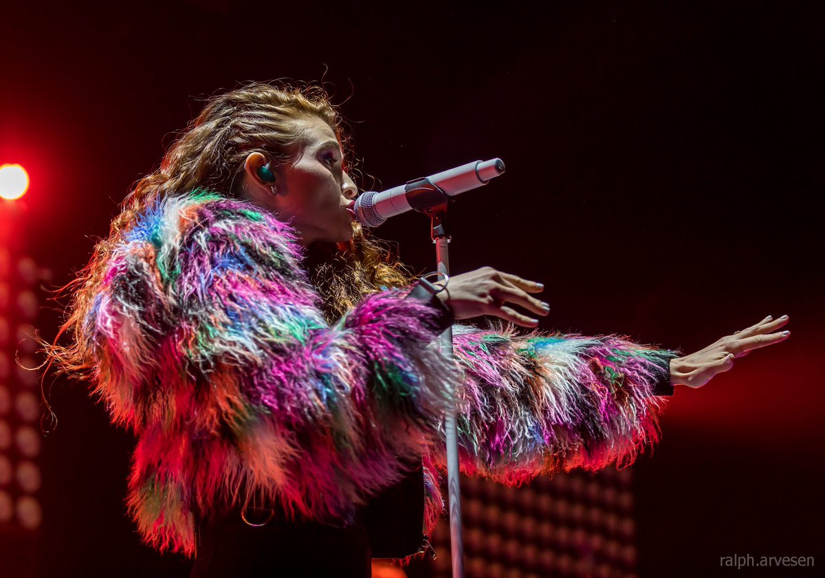 RalphArvesen's tweet photo. Mandy Lee with MisterWives performing in Autin, Texas.
@MisterWives @MandyleeNYC #MisterWives #MandyLee #Austin #atx https://t.co/rOUjqWlHR2