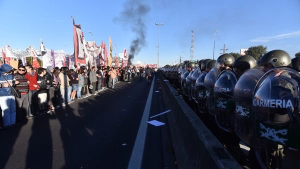 VillegasPoljak's tweet photo. Así está la Panamericana... en la #Argentina de @mauriciomacri (adyacencias de Buenos Aires) #PuebloYFANBLealtadAbsoluta https://t.co/0WL758hPPQ