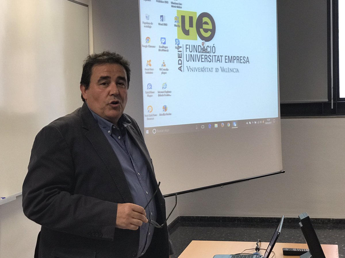CatedraCe's tweet photo. @Monrealmartinez @levante_emv debes invertir en ti mismo tanto si aspiras a ser periodista como empresario @ADEITUV @UV_EG https://t.co/pPSdVc2JVi