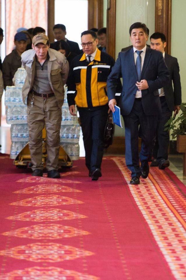 Urantogtokh's tweet image. Ачааны хүндийг ард түмэн л үүрдэг, зүтгэдэг
10.000 төгрөгний үнэ цэнэ мэдэхгүй дарга нар цэмцэгнээд л өнгөрдөг

#ТатварНэмэхДарангуйлал