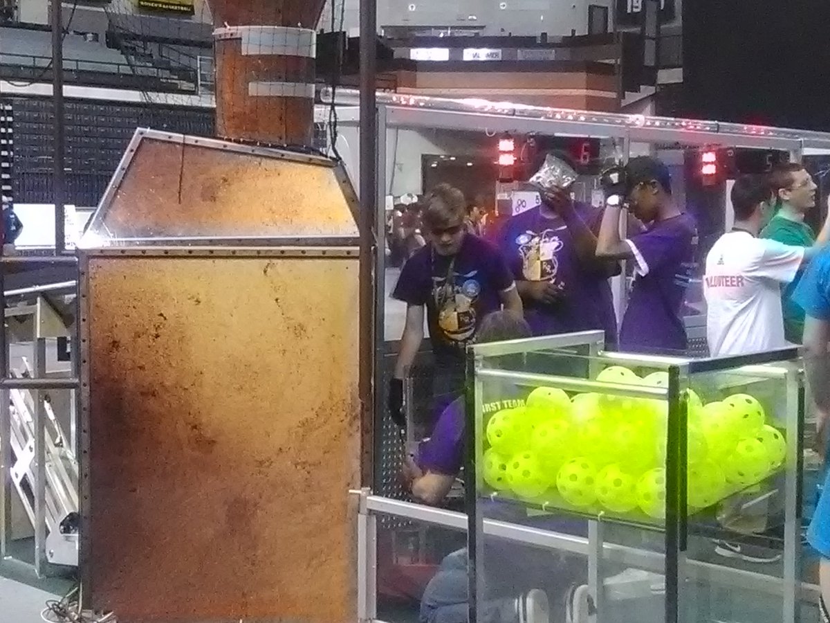 Robotics3359's tweet image. First competition day in Richmond! 👑🔧 #goodluck #RoyalRobotics