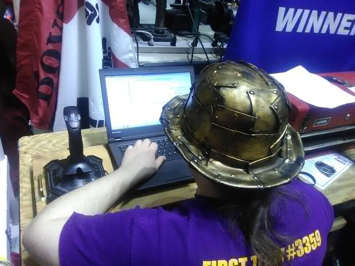 Robotics3359's tweet image. First competition day in Richmond! 👑🔧 #goodluck #RoyalRobotics