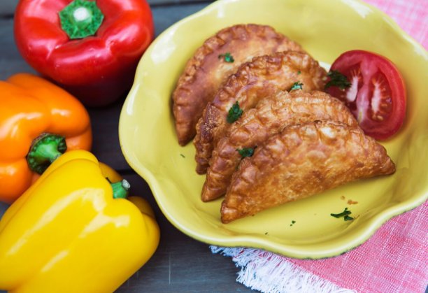 NycciNellis's tweet photo. This #Saturday is all about #wine, #horses, early #Easter, #EmpanadaDay &amp; as always...#cocktails:
https://t.co/JF5VmCqDlM https://t.co/gzcQCvzICi